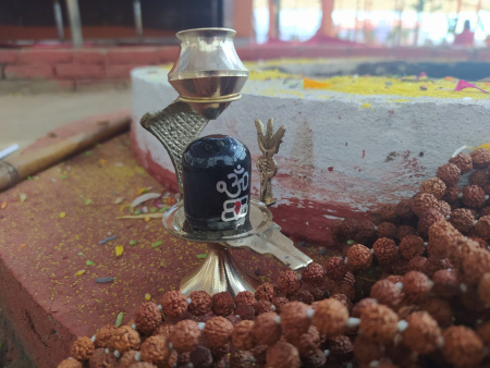 Шивалингам с сосудом